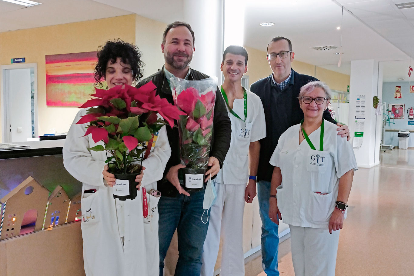 Navarro visita a los pacientes del Hospital de Tomelloso con motivo de las fiestas navideñas