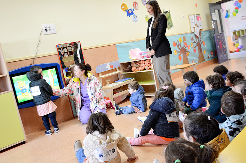 Una pantalla interactiva en la Escuela Infantil Lorencete de Tomelloso potenciará el aprendizaje de los más pequeños