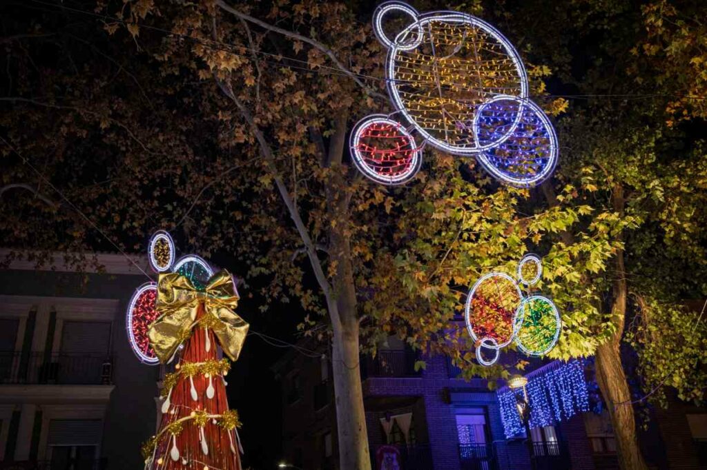 El Paseo Navideño en Argamasilla de Alba toma la Glorieta con árboles únicos hechos a mano y un mensaje común: Navidad para todos 10 paseonavideno navidad para todos 10
