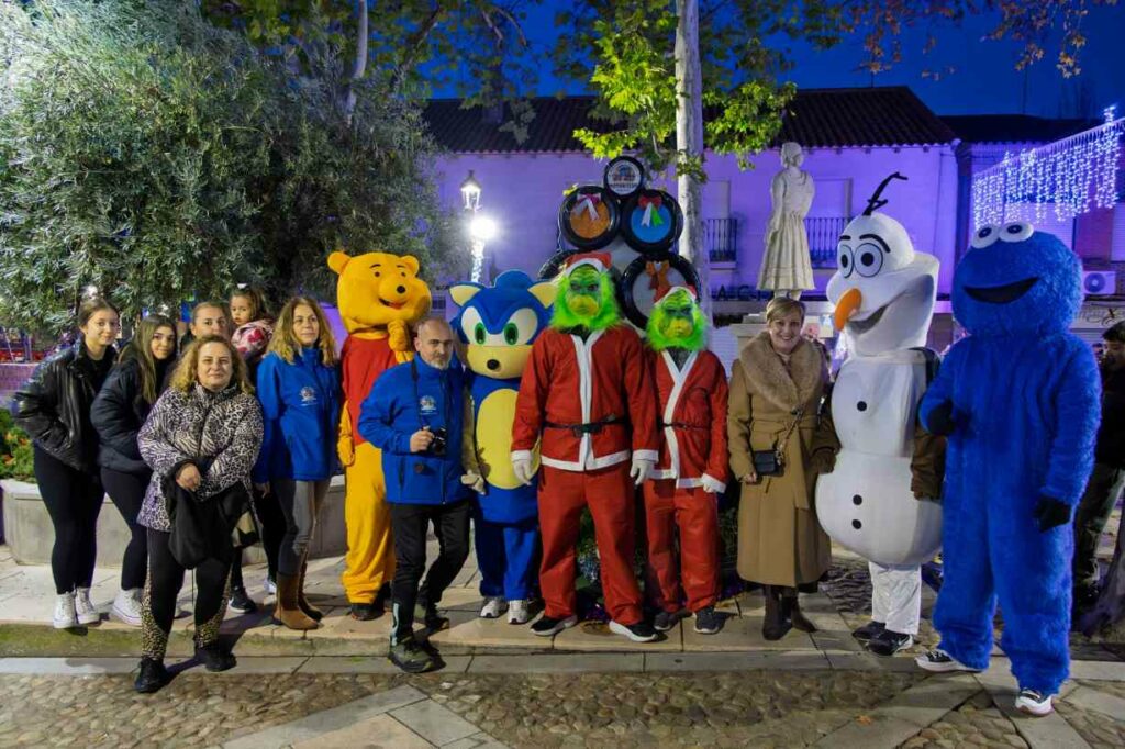 El Paseo Navideño en Argamasilla de Alba toma la Glorieta con árboles únicos hechos a mano y un mensaje común: Navidad para todos 1 paseonavideno navidad para todos