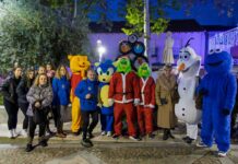 El Paseo Navideño en Argamasilla de Alba toma la Glorieta con árboles únicos hechos a mano y un mensaje común: Navidad para todos