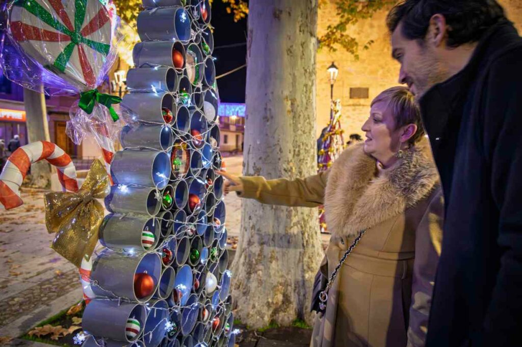 El Paseo Navideño en Argamasilla de Alba toma la Glorieta con árboles únicos hechos a mano y un mensaje común: Navidad para todos 27 paseonavideno navidad para todos 27