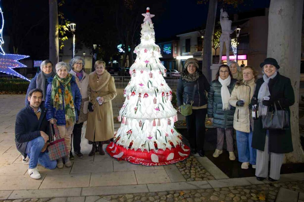 El Paseo Navideño en Argamasilla de Alba toma la Glorieta con árboles únicos hechos a mano y un mensaje común: Navidad para todos 3 paseonavideno navidad para todos 3