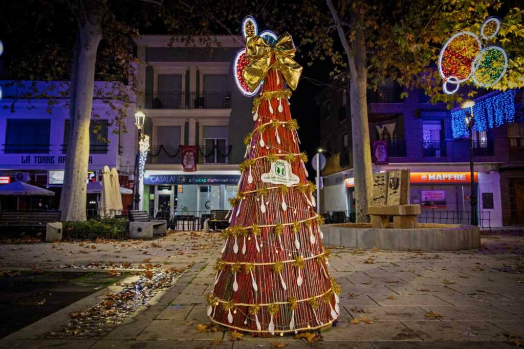 El Paseo Navideño en Argamasilla de Alba toma la Glorieta con árboles únicos hechos a mano y un mensaje común: Navidad para todos 33 paseonavideno navidad para todos 33