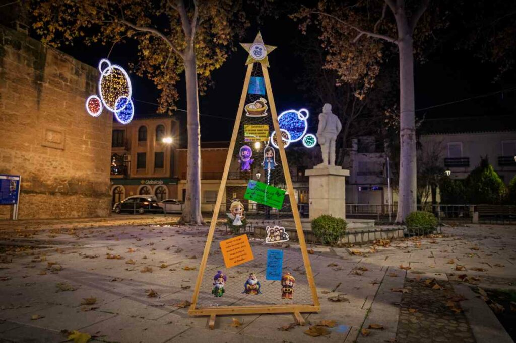 El Paseo Navideño en Argamasilla de Alba toma la Glorieta con árboles únicos hechos a mano y un mensaje común: Navidad para todos 34 paseonavideno navidad para todos 34