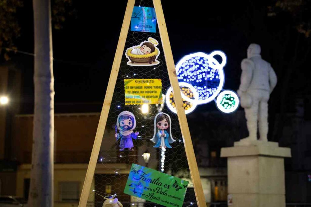 El Paseo Navideño en Argamasilla de Alba toma la Glorieta con árboles únicos hechos a mano y un mensaje común: Navidad para todos 35 paseonavideno navidad para todos 35