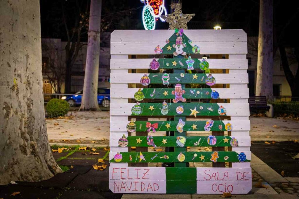 El Paseo Navideño en Argamasilla de Alba toma la Glorieta con árboles únicos hechos a mano y un mensaje común: Navidad para todos 36 paseonavideno navidad para todos 36