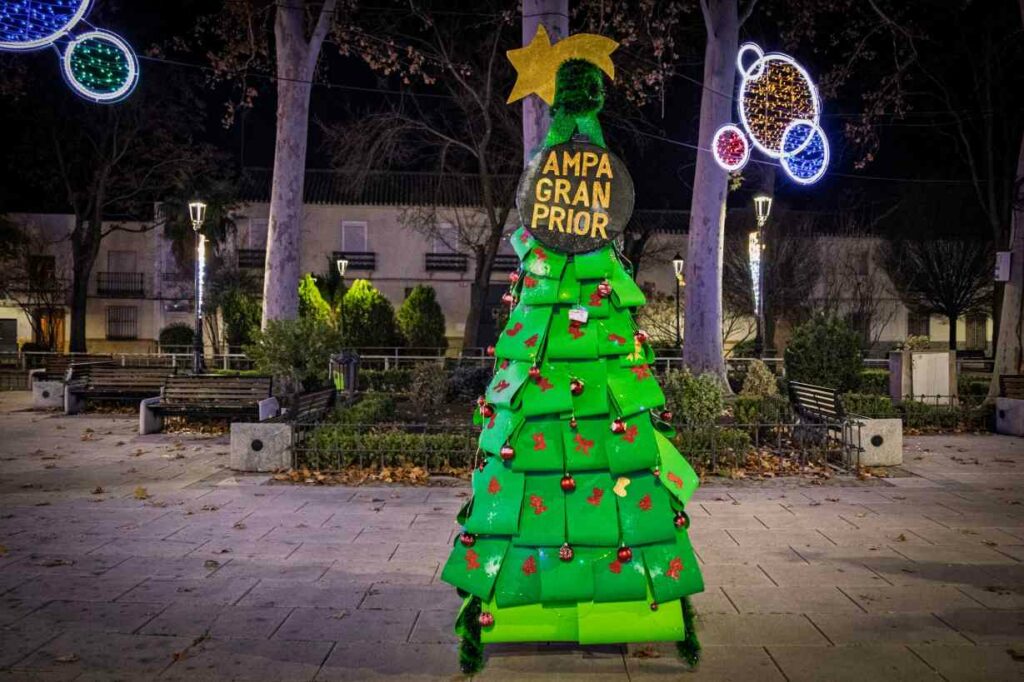 El Paseo Navideño en Argamasilla de Alba toma la Glorieta con árboles únicos hechos a mano y un mensaje común: Navidad para todos 37 paseonavideno navidad para todos 37