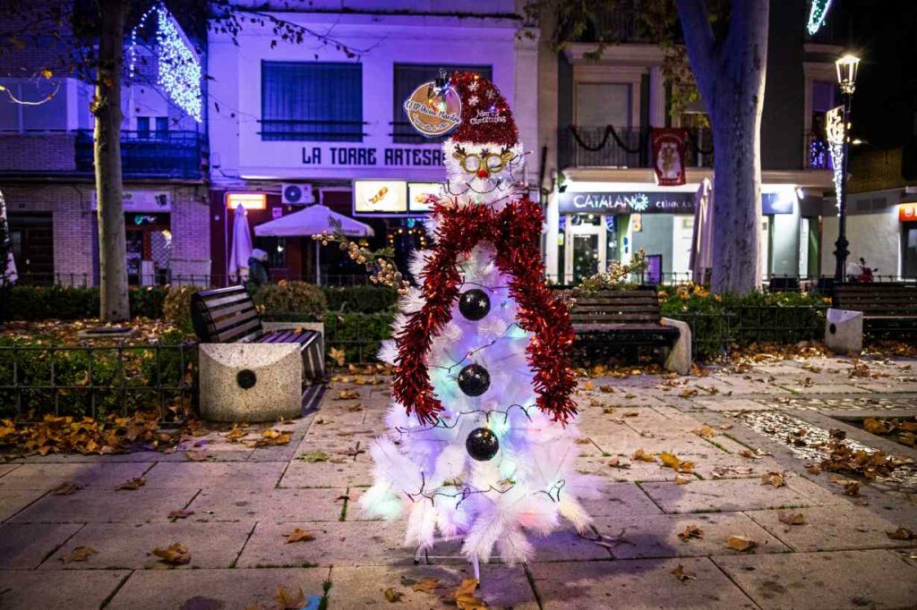 El Paseo Navideño en Argamasilla de Alba toma la Glorieta con árboles únicos hechos a mano y un mensaje común: Navidad para todos 38 paseonavideno navidad para todos 38