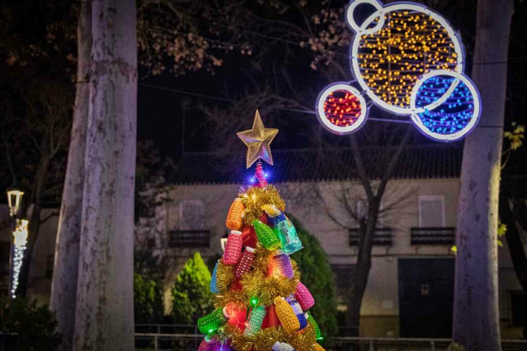 El Paseo Navideño en Argamasilla de Alba toma la Glorieta con árboles únicos hechos a mano y un mensaje común: Navidad para todos 43 paseonavideno navidad para todos 43