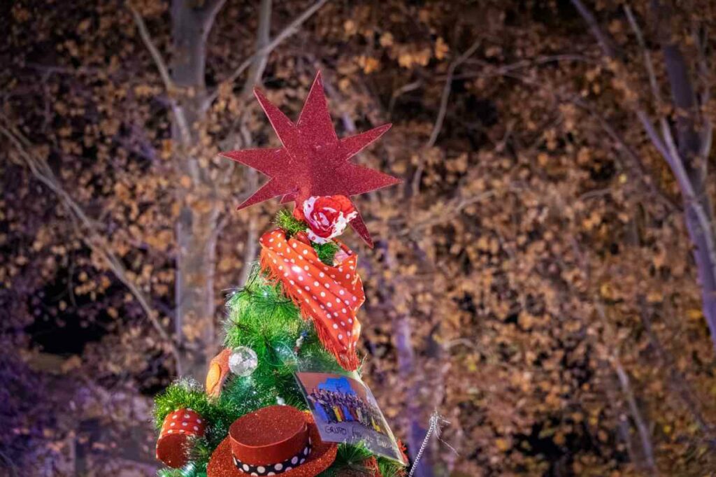 El Paseo Navideño en Argamasilla de Alba toma la Glorieta con árboles únicos hechos a mano y un mensaje común: Navidad para todos 47 paseonavideno navidad para todos 47