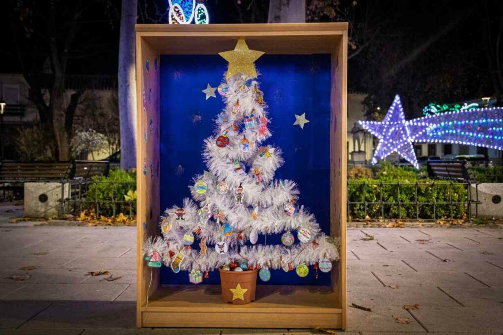El Paseo Navideño en Argamasilla de Alba toma la Glorieta con árboles únicos hechos a mano y un mensaje común: Navidad para todos 48 paseonavideno navidad para todos 48