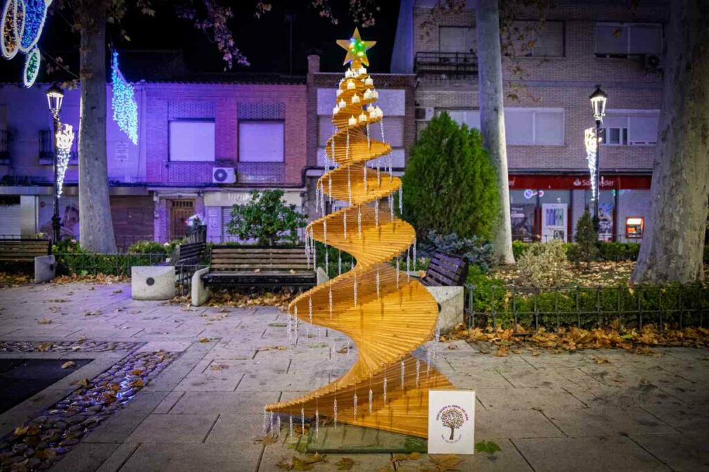 El Paseo Navideño en Argamasilla de Alba toma la Glorieta con árboles únicos hechos a mano y un mensaje común: Navidad para todos 52 paseonavideno navidad para todos 52