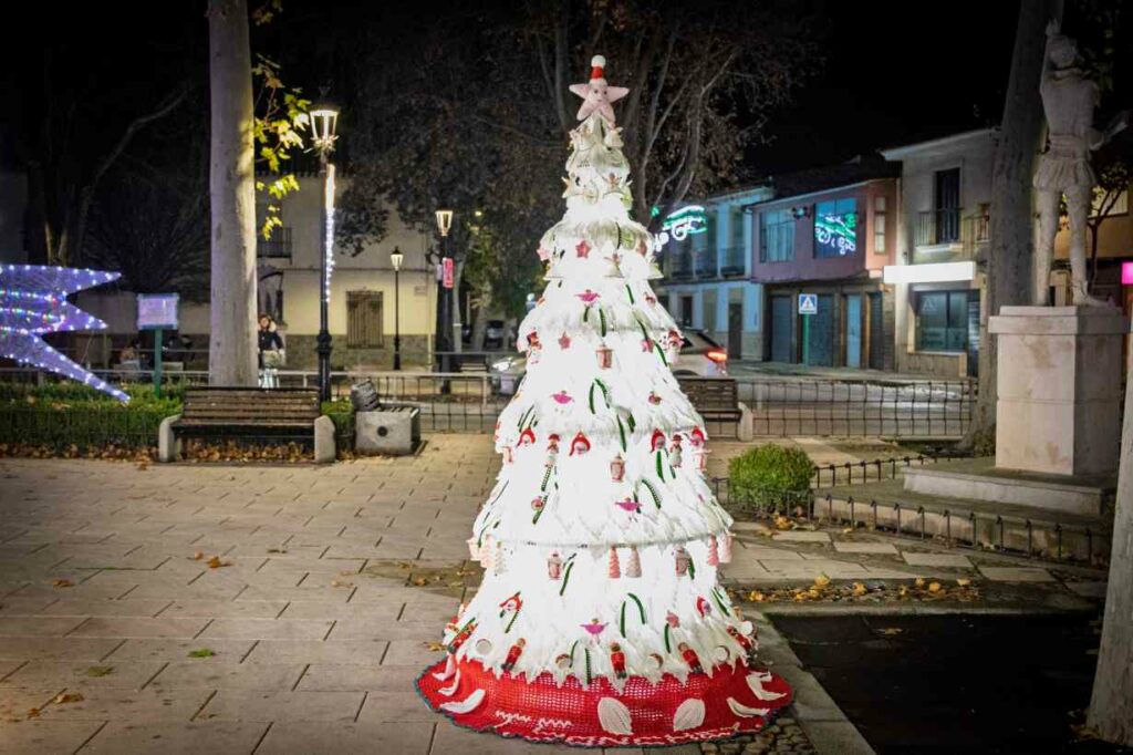 El Paseo Navideño en Argamasilla de Alba toma la Glorieta con árboles únicos hechos a mano y un mensaje común: Navidad para todos 54 paseonavideno navidad para todos 54