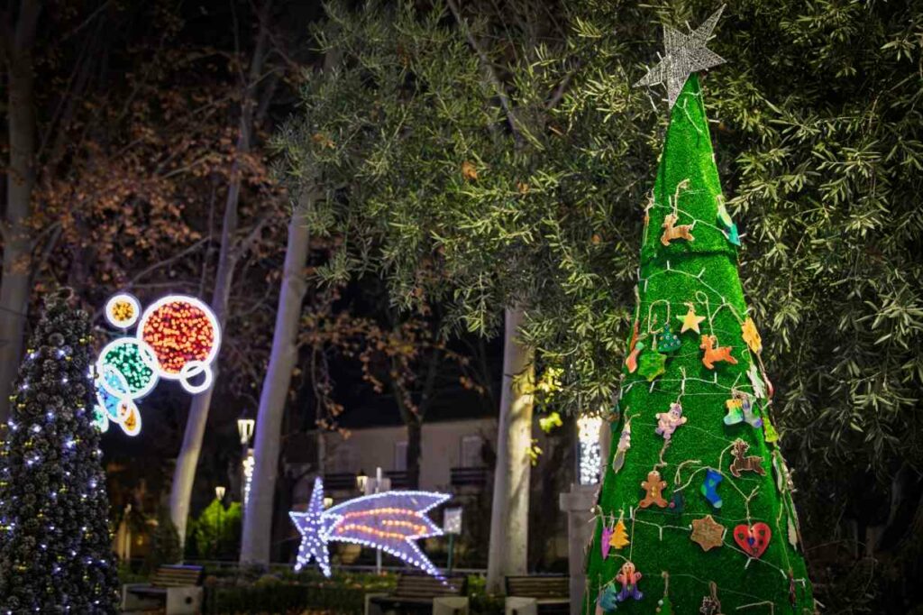 El Paseo Navideño en Argamasilla de Alba toma la Glorieta con árboles únicos hechos a mano y un mensaje común: Navidad para todos 57 paseonavideno navidad para todos 57