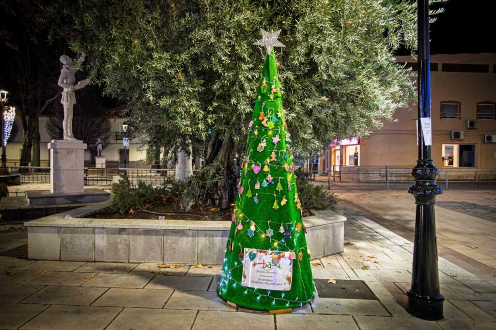 El Paseo Navideño en Argamasilla de Alba toma la Glorieta con árboles únicos hechos a mano y un mensaje común: Navidad para todos 59 paseonavideno navidad para todos 59