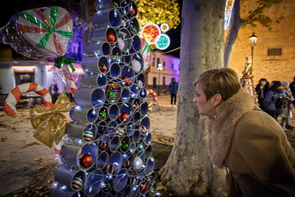 El Paseo Navideño en Argamasilla de Alba toma la Glorieta con árboles únicos hechos a mano y un mensaje común: Navidad para todos 6 paseonavideno navidad para todos 6