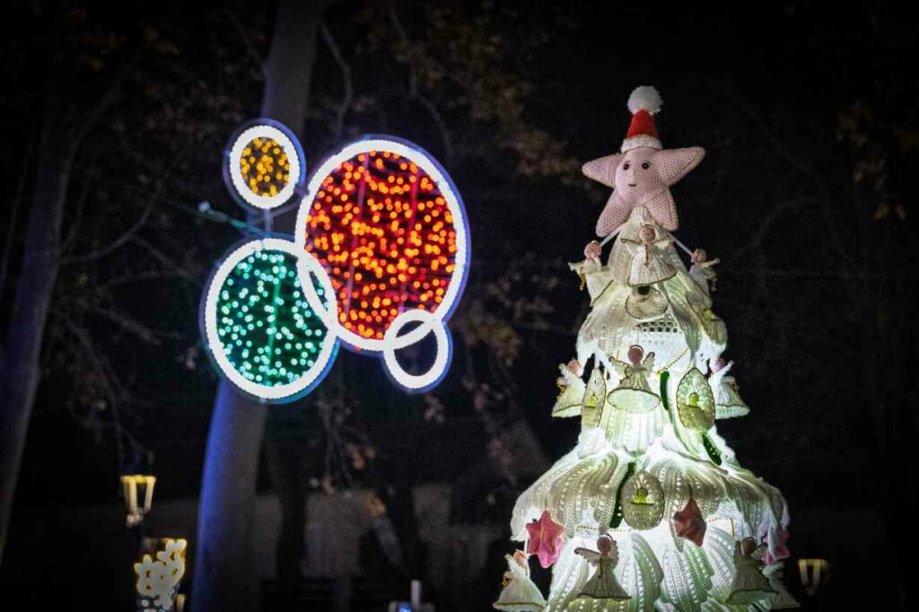El Paseo Navideño en Argamasilla de Alba toma la Glorieta con árboles únicos hechos a mano y un mensaje común: Navidad para todos 60 paseonavideno navidad para todos 60