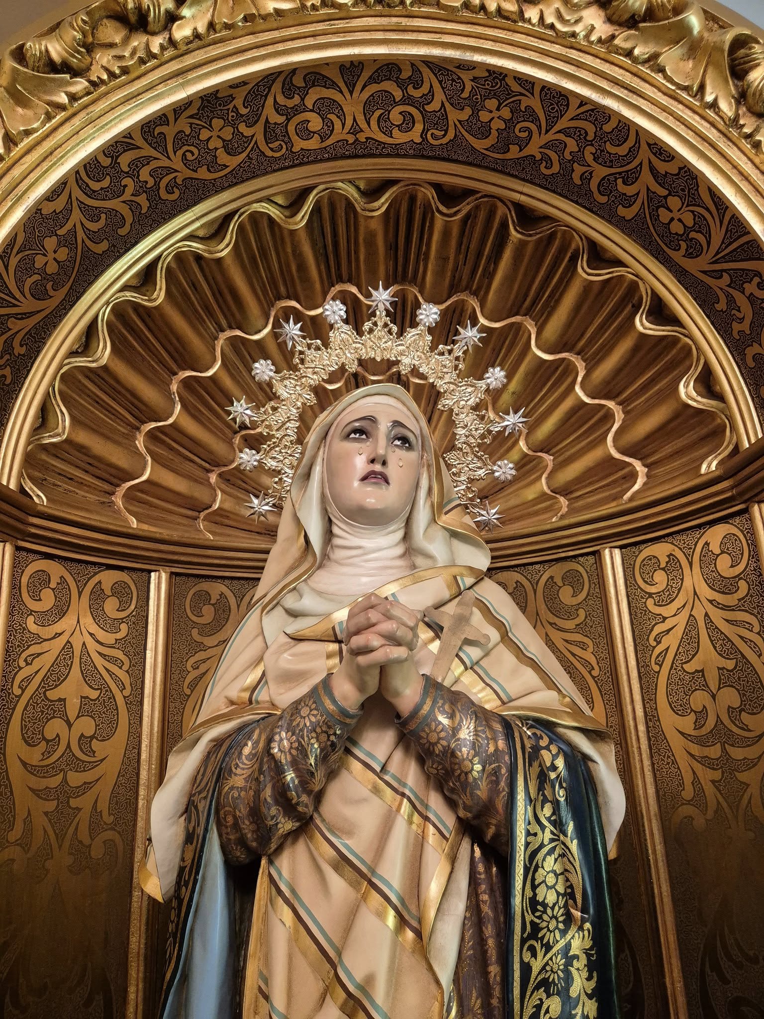 La histórica aureola de “Ntra Sra del Mayor Dolor” vuelve a brillar tras una cuidada restauración