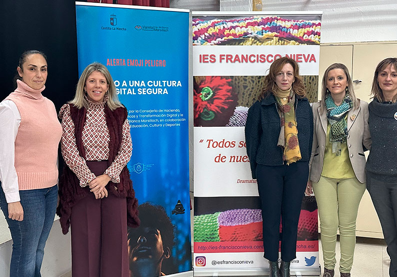 El Gobierno regional conciencia al alumnado del IES ‘Francisco Nieva’ de Valdepeñas sobre el uso de las tecnologías y los riesgos digitales