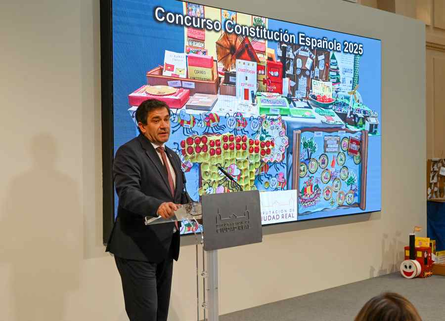 Valverde pone en valor la libertad, la justicia y la dignidad que encarna la Constitución: “Ningún niño o niña es diferente por su origen, por su condición o por el color de su piel” 1 valverde diputacion constitucion 2