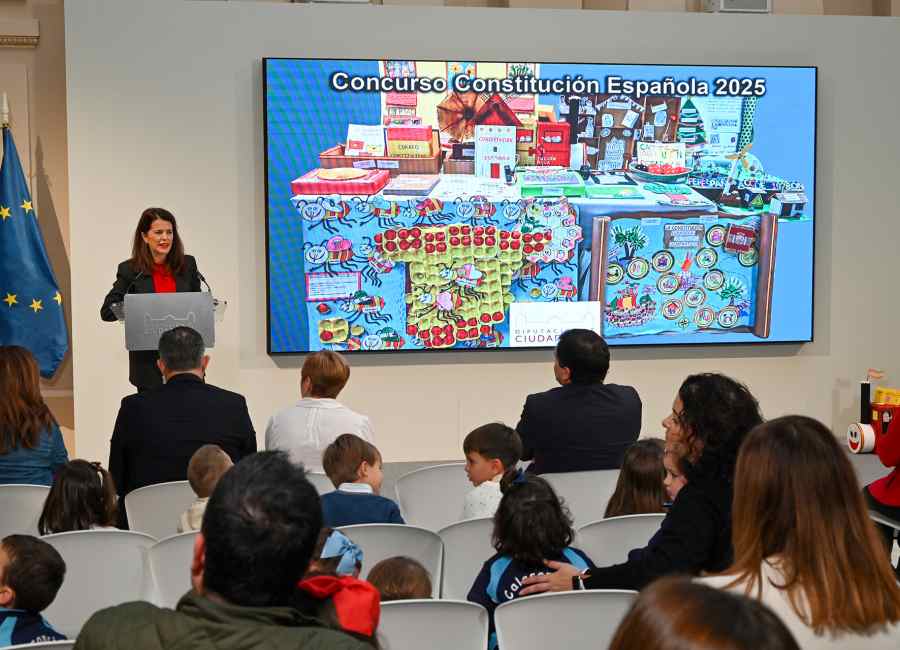 Valverde pone en valor la libertad, la justicia y la dignidad que encarna la Constitución: “Ningún niño o niña es diferente por su origen, por su condición o por el color de su piel” 2 valverde diputacion constitucion 3