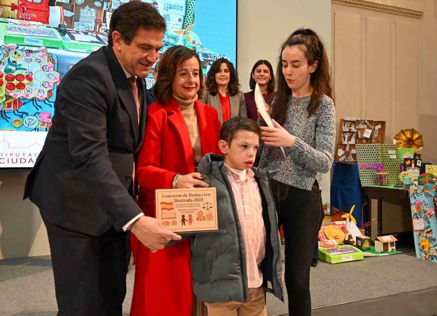 Valverde pone en valor la libertad, la justicia y la dignidad que encarna la Constitución: “Ningún niño o niña es diferente por su origen, por su condición o por el color de su piel” 4 valverde diputacion constitucion 5