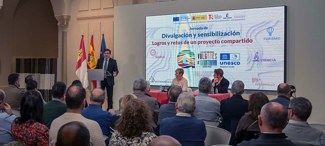 El presidente de la Diputación de Ciudad Real, Miguel Ángel Valverde, ha señalado hoy, durante la jornada de divulgación y sensibilización organizada por el Geoparque Volcanes de Calatrava. Ciudad Real celebrada en el Palacio Provincial, que este proyecto “no ha hecho sino empezar su recorrido” y que el gran desafío a partir de ahora será que la ciudadanía sea plenamente consciente de que vive en un territorio geológico único y singular a nivel internacional. Ha afirmado que esta iniciativa “solo podrá consolidarse si instituciones, sector privado, comunidad científica, educativa y población avanzan juntos en una misma dirección”. Y ha subrayado que el Geoparque debe convertirse en un motor de desarrollo económico, turístico, patrimonial y educativo para toda la provincia. En un acto que ha reunido numerosos alcaldes y alcaldesas de los 40 municipios integrantes del Geoparque, representantes de tres grupos de desarrollo rural -Campo de Calatrava, Entreparques y Montesur- técnicos, científicos, entidades empresariales y agentes turísticos, Valverde ha recordado que el área sobre la que se trabaja supone “casi el cuarenta por ciento del territorio provincial”, y ha puesto en valor que la historia geológica de más de 600 millones de años “no se discute, se comparte”. Ha defendido, de esta manera, que todas las administraciones deben formar parte del proceso sin fisuras. Y ha recordado que la declaración como Geoparque Mundial de la UNESCO, obtenida en 2024, constituye “solo unas pinceladas iniciales de un camino apasionante”, ya que este reconocimiento internacional “marca el punto de partida y no el final del trabajo”. Ha puesto especial énfasis en la singularidad del territorio, en el que confluyen la mineralización del mercurio en Almadén, el carbonífero de Puertollano y el magma volcánico del Campo de Calatrava, elementos que han definido la evolución y las actividades humanas de la provincia a lo largo de siglos. Ha defendido que Ciudad Real “es una provincia con dos parques naturales, dos parques nacionales y un patrimonio monumental, gastronómico, histórico y artístico difícilmente igualable en España”, y ha considerado que el gran reto es que la sociedad “se lo crea” y lo incorpore como parte de su identidad. Durante su intervención, también ha puesto de manifiesto Valverde el esfuerzo realizado por la Diputación para avanzar en la ejecución del Plan de Sostenibilidad Turística Volcanes de Calatrava, indicando que, pese a la exigencia de plazos, “estamos llegando a tiempo para que sea una primera exposición del potencial que este territorio puede ofrecer al mundo”. Ha resaltado, igualmente, el desbloqueo del volcán de Cerro Gordo, el único visitable de España, cuya incorporación al plan fue asumida por el actual Equipo de Gobierno tras negociar con la empresa titular del espacio. Y ha mostrado su satisfacción, porque la colaboración público-privada permitirá dotar al enclave de mejores contenidos y de una experiencia museística y educativa más completa. Valverde ha agradecido el trabajo desarrollado por la vicepresidenta del Área de Impulso Económico y Territorial, Sonia González, y por el coordinador del Geoparque, Carlos Corella, subrayando que su experiencia y compromiso garantizan un avance sólido en la configuración de la estructura de gobernanza del proyecto. Ha asegurado que uno de los grandes objetivos compartidos será alcanzar en 2028 la renovación del reconocimiento UNESCO, para lo que será imprescindible contar con la implicación de administraciones, sector privado, entidades científicas y educativas, así como de la propia ciudadanía. Y ha terminado afirmando que la Diputación “se siente muy orgullosa de ser protagonista de un proyecto tan ilusionante, que apuesta por un desarrollo económico sostenible y que aspira a convertirse en una seña de identidad para la provincia”. Antes de la intervención del presidente de la institución provincial, la vicepresidenta Sonia González ha dado la bienvenida a los asistentes y ha destacado que el Geoparque es “un proyecto compartido entre administraciones, entidades científicas, educativas, empresas, guías, asociaciones y ayuntamientos”, construido a partir del esfuerzo y del trabajo acumulado durante años por numerosos agentes del territorio. Ha aclarado la diferencia entre el Plan de Sostenibilidad Turística, dotado con 4,2 millones de euros de fondos europeos Next Generation para infraestructuras, centros de interpretación, rutas, señalética, formación y digitalización, y el reconocimiento UNESCO, un proceso iniciado en 2018 y culminado el 27 de marzo de 2024, que otorga una distinción internacional a la geodiversidad única de la provincia. González ha detallado el avance de las actuaciones realizadas dentro del plan en torno a los tres grandes ejes geológicos que definen el territorio: mercurio, carbón y magma. Ha enumerado intervenciones en Almadén, Puertollano, Granátula, Almagro, Piedrabuena, Alcolea y en el volcán de Cerro Gordo, así como la creación de nuevas georrutas, herramientas digitales, programas de formación, talleres para el sector turístico, dotación de vehículos eléctricos, puntos de recarga y experiencias sostenibles. Además, ha añadido que muchos colectivos impulsaron iniciativas volcánicas y científicas “antes incluso del reconocimiento UNESCO”, lo que ha permitido consolidar un proyecto con identidad cultural, educativa y divulgativa. González ha anunciado que el Geoparque Volcanes de Calatrava presentará su candidatura para acoger en 2027 las Jornadas Abiertas de la Red Española de Geoparques, un encuentro de referencia nacional que la Diputación formalizará siguiendo los procedimientos establecidos. Ha explicado que el territorio cuenta con los valores geológicos, la capacidad organizativa y, sobre todo, “la ilusión colectiva necesaria” para albergar un evento que aumentaría la visibilidad del Geoparque, generaría nuevas oportunidades económicas y situaría a Ciudad Real como referente en la gestión del patrimonio geológico. Asimismo, ha adelantado que en 2026 se presentará un presupuesto específico para reforzar la gobernanza del Geoparque y preparar la renovación del reconocimiento UNESCO prevista para 2028. La vicepresidenta segunda de la Diputación ha concluido agradeciendo al Valverde su compromiso “absoluto” con el proyecto y afirmando que el Geoparque será “una de las señas de identidad más poderosas de la provincia en las próximas décadas”. Por su parte, el delegado provincial de Economía, Empresas y Empleo, Miguel Ángel Díaz, ha resaltado que el Geoparque “involucra a todas las instituciones y a todos los agentes del territorio”, y ha valorado que el compromiso con el Plan de Sostenibilidad Turística se haya mantenido intacto a pesar de los cambios de gobierno, algo que ha considerado una muestra de responsabilidad institucional. Ha defendido que el turismo asociado al Geoparque constituye una oportunidad real para fijar población, generar empleo y ofrecer alternativas de futuro a los jóvenes, especialmente en zonas rurales. Ha señalado que el Gobierno regional ha invertido ya 18 millones de euros en planes de sostenibilidad turística en la provincia y que Ciudad Real es actualmente la provincia que más crece en visitantes y la segunda que más aumenta en pernoctaciones. Ha afirmado que “la mejor forma de conservar y desarrollar un territorio es conocerlo”, y ha animado a la población a valorar los recursos del Geoparque, que considera “únicos en España”. Y no ha dudado en reivindicar la necesidad de seguir escuchando a los ayuntamientos, “que son quienes conocen el terreno y las necesidades reales”, para garantizar que los recursos y actuaciones lleguen de manera efectiva a todos los municipios implicados. Visión internacional y mirada científicas Tras la inauguración, a las 10:00 horas ha intervenido Karmah Salman, coordinadora de la Red de Geoparques de la UNESCO, quien ha ofrecido una panorámica general sobre el funcionamiento de los Geoparques Mundiales de la UNESCO, su regulación, objetivos estratégicos y el papel que desempeñan en la conservación del patrimonio geológico, la educación y el desarrollo sostenible. Posteriormente, a las 10:45 horas, el profesor José Luis Gallardo, docente jubilado de la UCLM y doctor en Ciencias Geológicas, ha impartido la ponencia Geoparque Volcanes de Calatrava. Mercurio, carbón y magma, centrada en la singularidad geológica del territorio, sus recursos minerales y la historia volcánica que define este enclave. Tras una pausa para café y networking a las 11:30 horas, la jornada ha retomado su actividad a las 12:00 horas con la conferencia ¿Dónde estamos y a dónde vamos?, en la que han intervenido Franco Libera, presidente de Economías BioRegionales y consultor de desarrollo territorial y agroalimentario, y Carlos Corella. Ambos han analizado la situación actual del Geoparque Volcanes de Calatrava Ciudad Real y los pasos necesarios para reforzar su consolidación, proyección internacional y dinamización socioeconómica. Turismo sostenible como eje de futuro La jornada ha concluido a las 12:45 horas con la presentación del Plan de Sostenibilidad Turístico y la Propuesta Turística del Geoparque, a cargo de Bárbara Picazo, guía oficial de turismo, y Reyes Ávila, consultor experto en turismo. En su intervención han expuesto las claves para articular una oferta turística sostenible, estructurada y adaptada a las nuevas demandas de los visitantes, destacando el valor del geoparque como recurso cultural, científico y natural. La jornada forma parte de las acciones impulsadas en el marco del Geoparque Volcanes de Calatrava Ciudad Real y cuenta con financiación de la Unión Europea a través del programa Next Generation, el Gobierno de España, el Plan de Recuperación, Transformación y Resiliencia, la Junta de Comunidades de Castilla-La Mancha y la Diputación de Ciudad Real. Han servido para reafirmar el compromiso de seguir fortaleciendo la divulgación, la formación y la cooperación entre instituciones, especialistas y agentes del territorio en torno al Geoparque Volcanes de Calatrava. Ciudad Real.