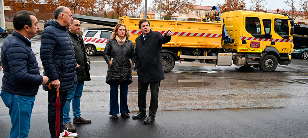 Valverde comprueba las mejoras acometidas y conoce necesidades en la Imprenta Provincial y los servicios de Infraestructuras y Apoyo a Corporaciones Locales