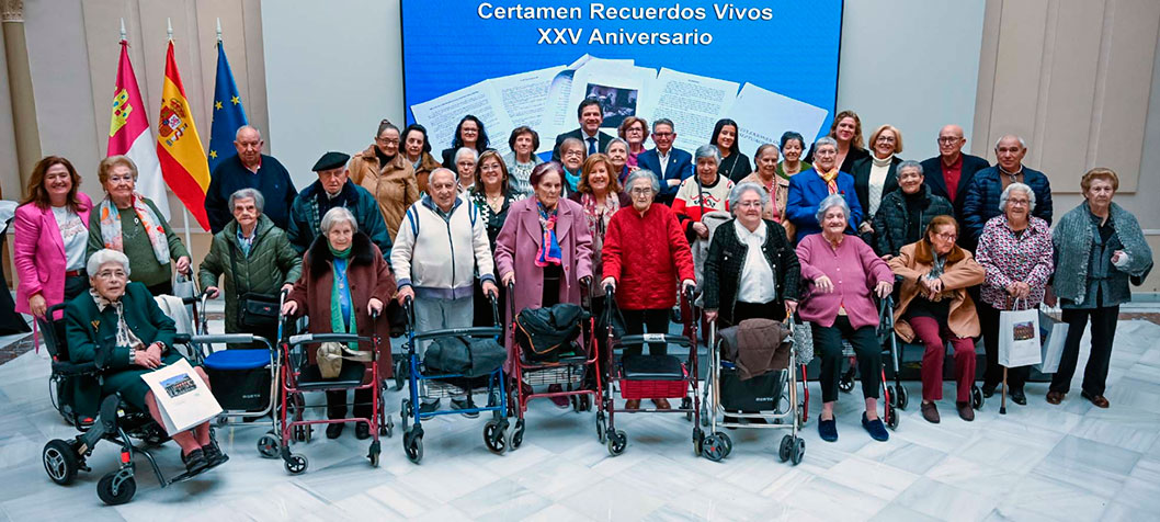Valverde reivindica en la entrega de premios del Certamen Recuerdos Vivos la memoria, la concordia y la sabiduría de los mayores de la provincia