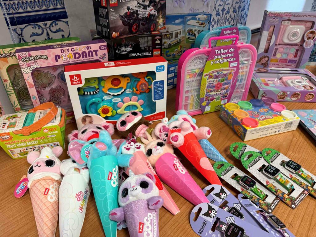 El Ayuntamiento de Villacañas y Cruz Roja Villacañas trabajan para que ningún niño de la localidad se quede sin juguetes 1 villacanas juguetes 2