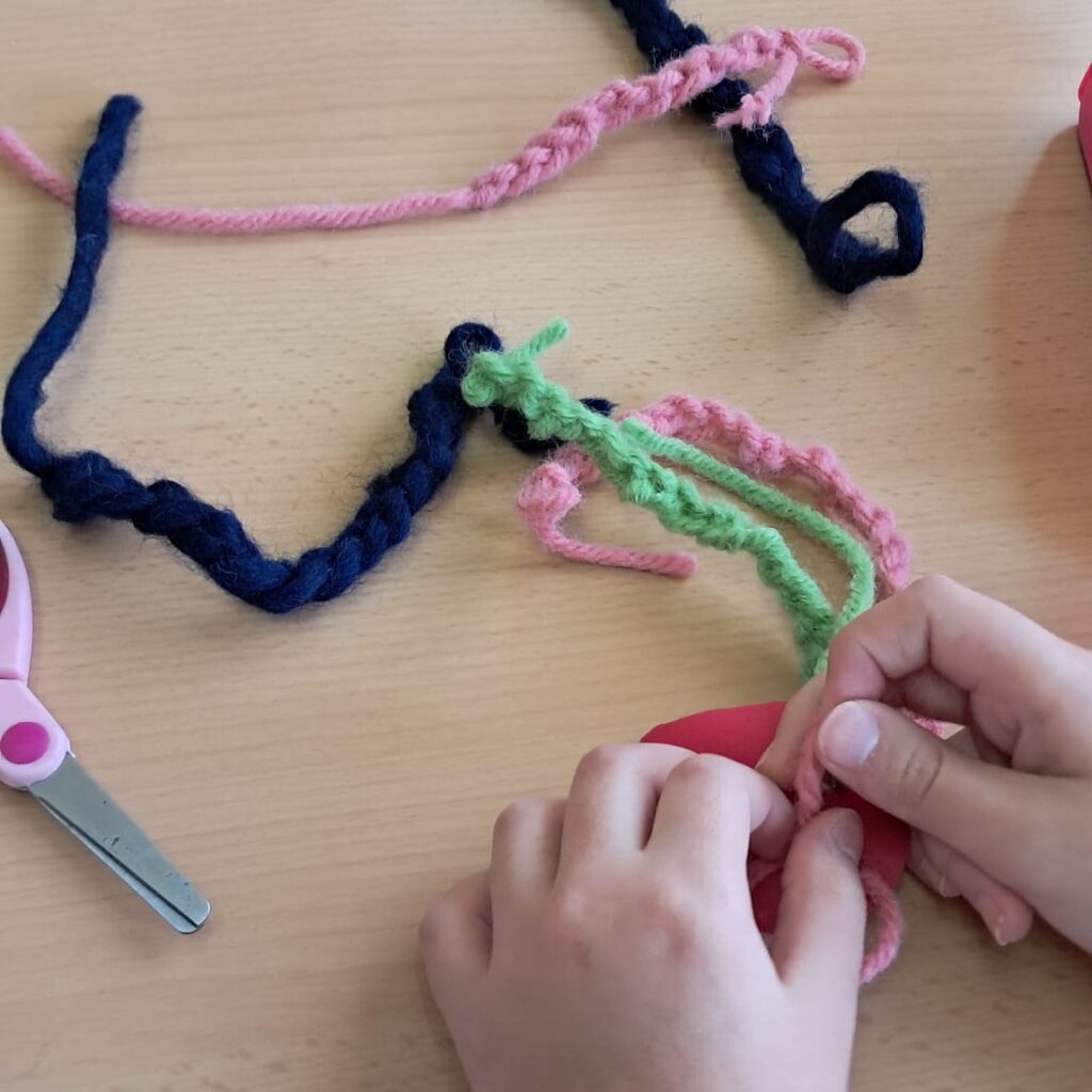 Lectura, lana y aula compartida: el IES Francisco García Pavón lleva su proyecto al CEIP Virgen de las Viñas 8 apuntodelectura 5