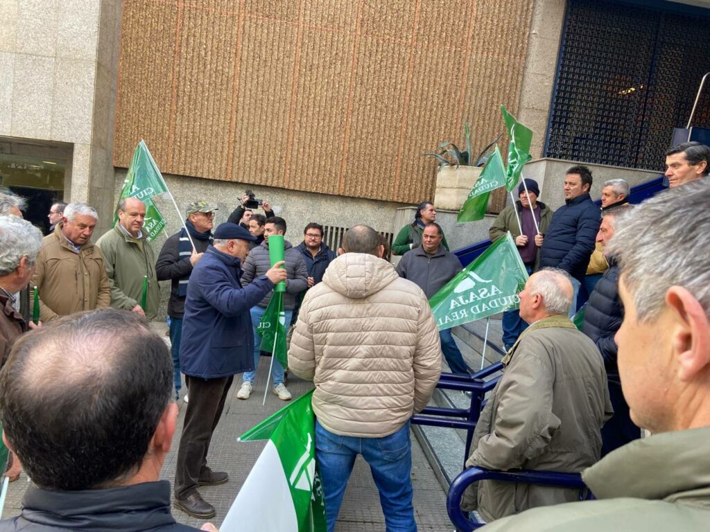 Ganaderos de toda la provincia convocados por ASAJA Ciudad Real se concentran para exigir soluciones urgentes por la lengua azul 7 asaja concentracion ganadera ciudad real 03