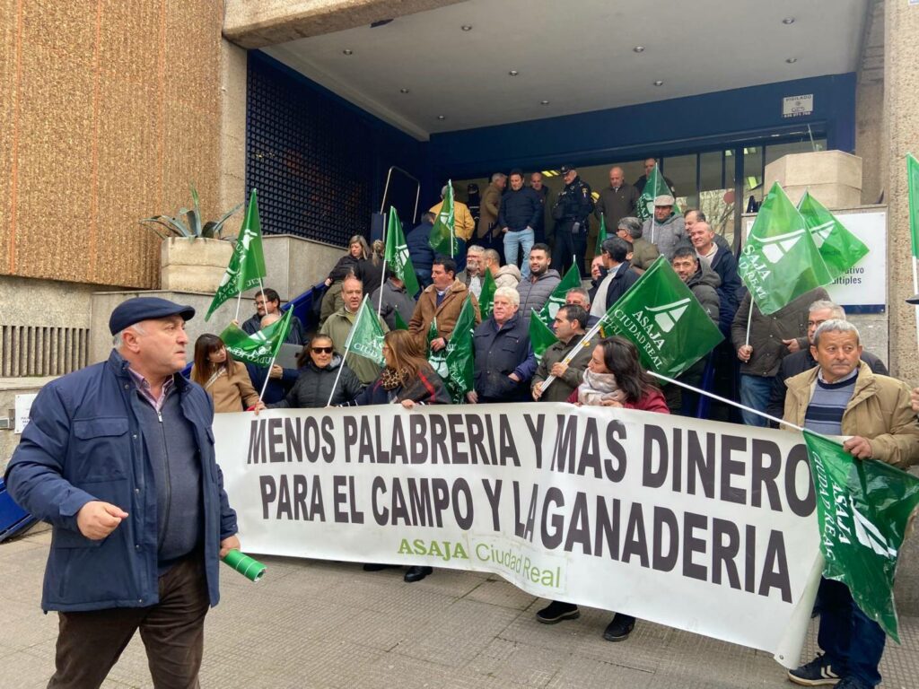 Ganaderos de toda la provincia convocados por ASAJA Ciudad Real se concentran para exigir soluciones urgentes por la lengua azul 5 asaja concentracion ganadera ciudad real 05