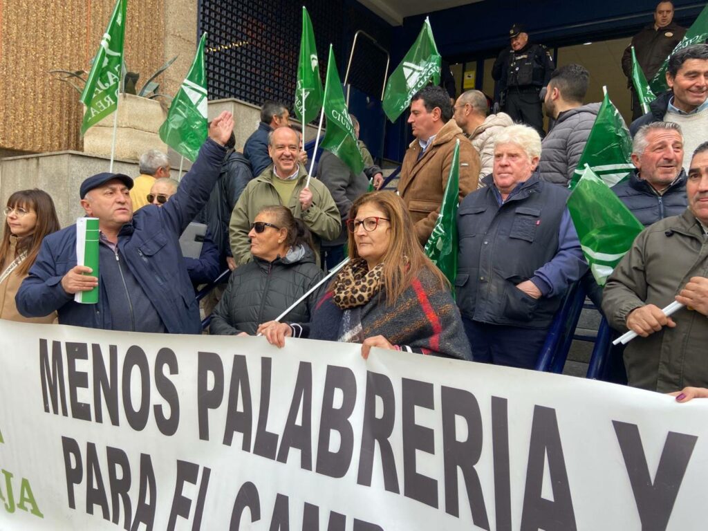 Ganaderos de toda la provincia convocados por ASAJA Ciudad Real se concentran para exigir soluciones urgentes por la lengua azul 4 asaja concentracion ganadera ciudad real 06