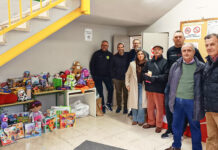 El baloncesto tomellosero entrega a Cáritas decenas de juguetes recogidos en el I Torneo Solidario de Navidad