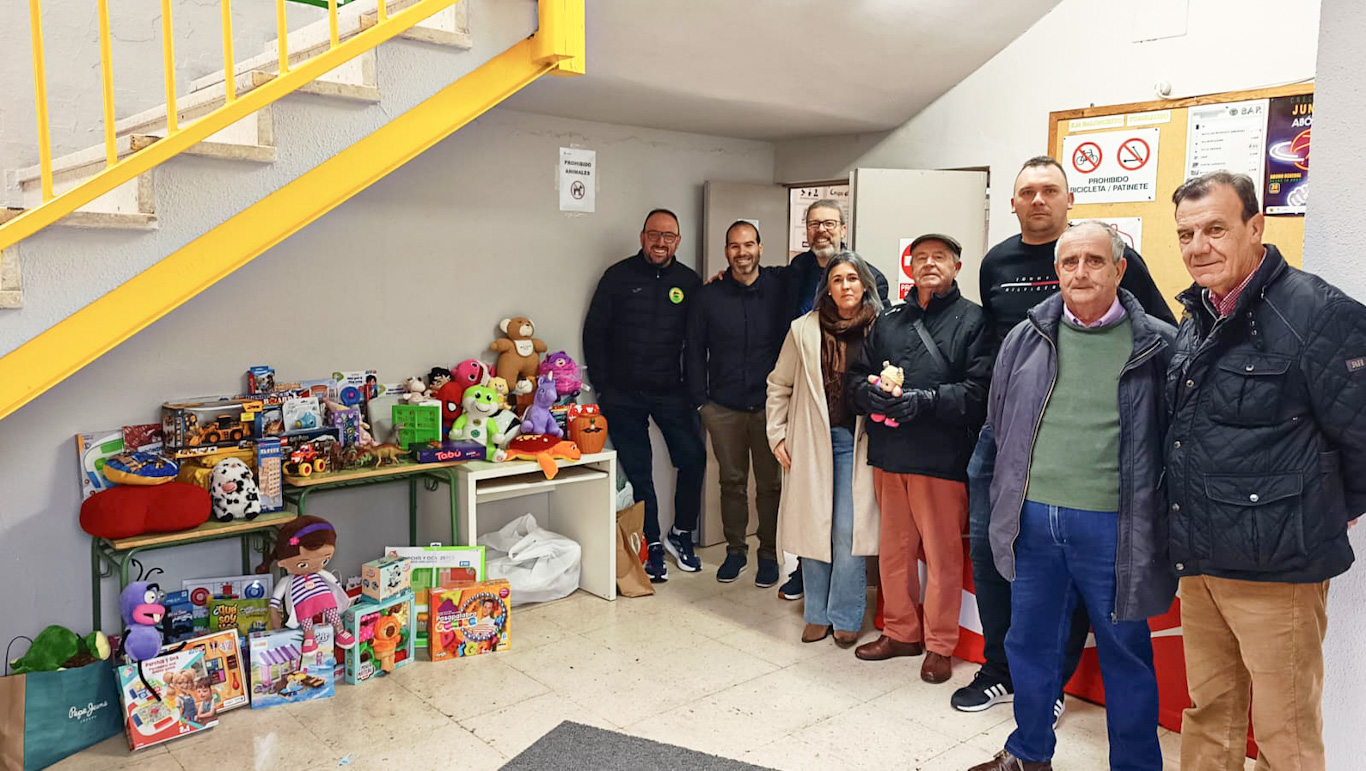 El baloncesto tomellosero entrega a Cáritas decenas de juguetes recogidos en el I Torneo Solidario de Navidad
