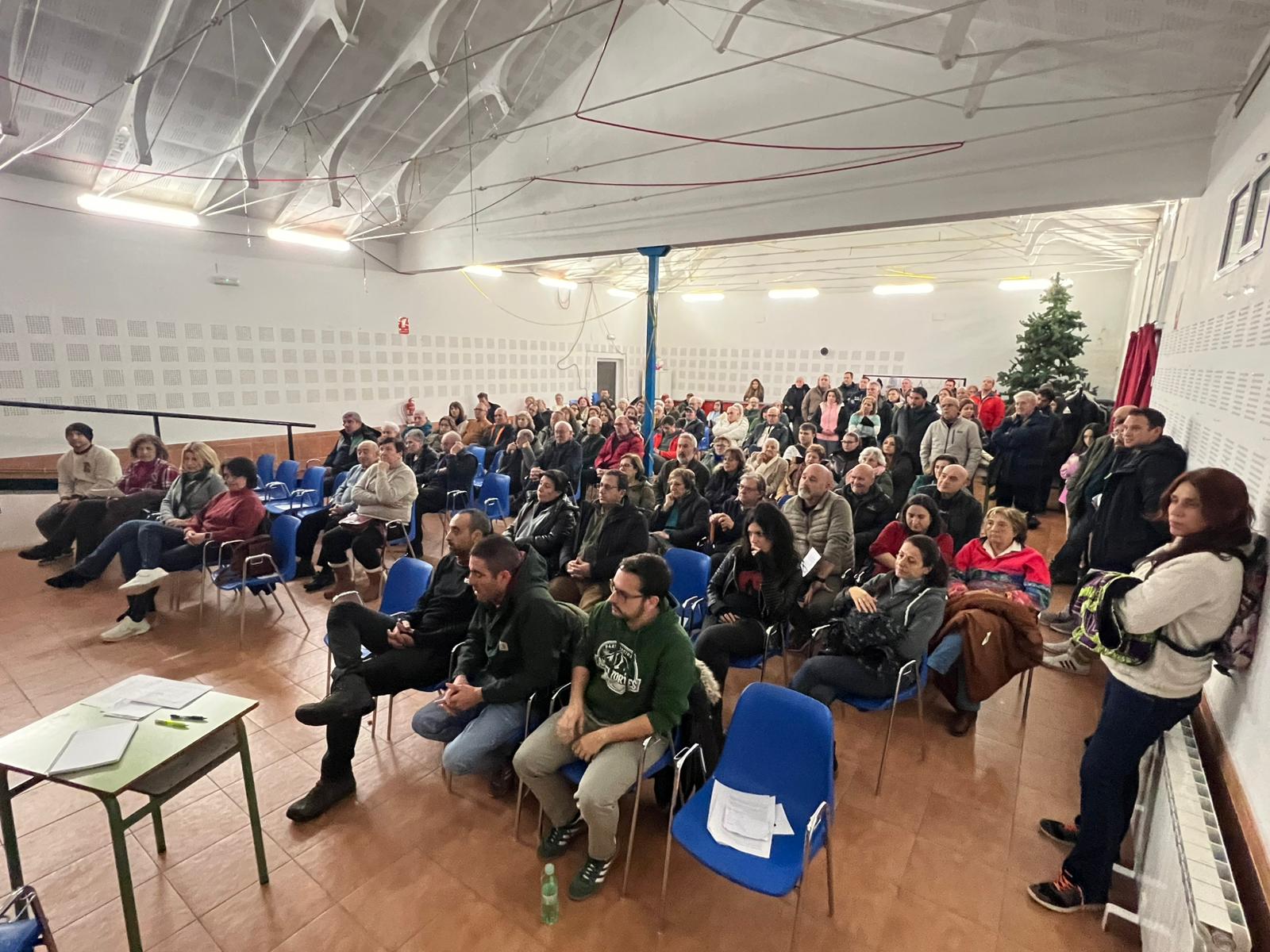 Más de un centenar de vecinos de Campos del Paraíso participan en la primera asamblea contra la planta de biogás