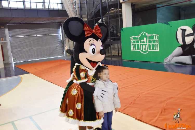 Melchor, Gaspar y Baltasar recibieron las cartas en el pabellón de la Ciudad Deportiva y desataron la emoción de los más pequeños 11 cartas reyes magos 01