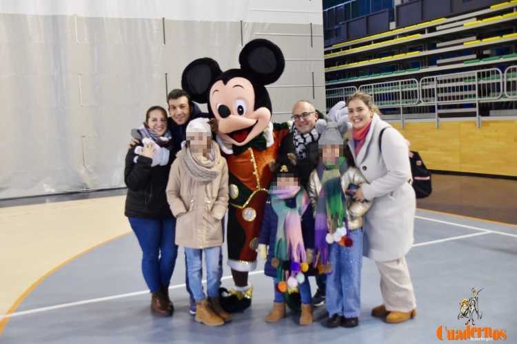 Melchor, Gaspar y Baltasar recibieron las cartas en el pabellón de la Ciudad Deportiva y desataron la emoción de los más pequeños 12 cartas reyes magos 02