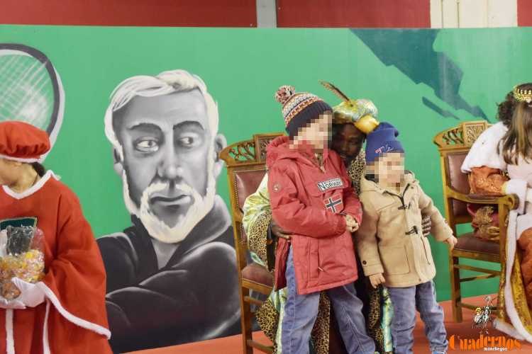 Melchor, Gaspar y Baltasar recibieron las cartas en el pabellón de la Ciudad Deportiva y desataron la emoción de los más pequeños 13 cartas reyes magos 03