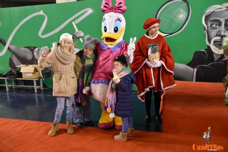 Melchor, Gaspar y Baltasar recibieron las cartas en el pabellón de la Ciudad Deportiva y desataron la emoción de los más pequeños 14 cartas reyes magos 04