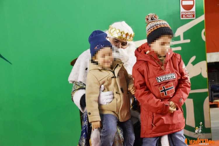 Melchor, Gaspar y Baltasar recibieron las cartas en el pabellón de la Ciudad Deportiva y desataron la emoción de los más pequeños 5 cartas reyes magos 05