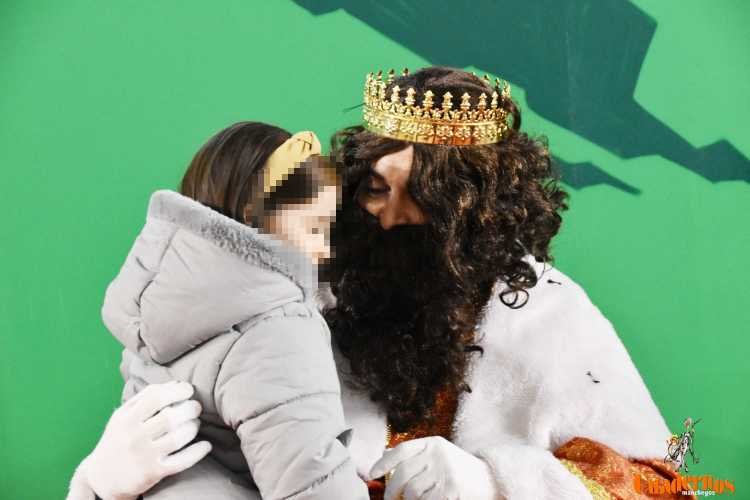 Melchor, Gaspar y Baltasar recibieron las cartas en el pabellón de la Ciudad Deportiva y desataron la emoción de los más pequeños 6 cartas reyes magos 06