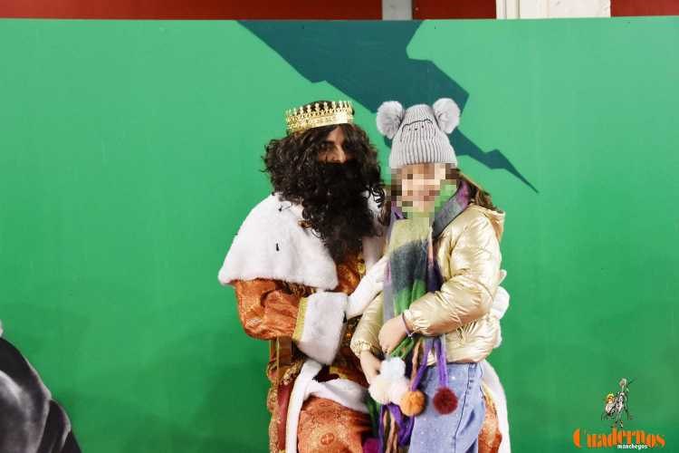 Melchor, Gaspar y Baltasar recibieron las cartas en el pabellón de la Ciudad Deportiva y desataron la emoción de los más pequeños 8 cartas reyes magos 08