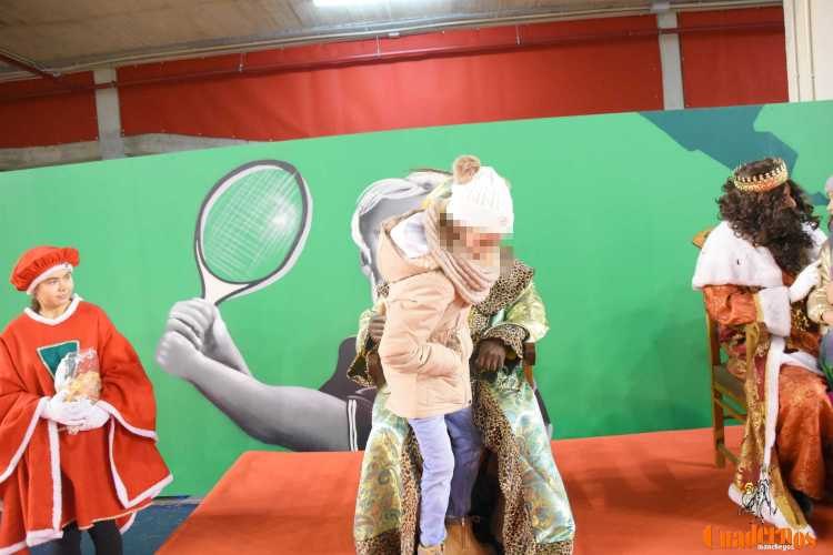 Melchor, Gaspar y Baltasar recibieron las cartas en el pabellón de la Ciudad Deportiva y desataron la emoción de los más pequeños 10 cartas reyes magos 11