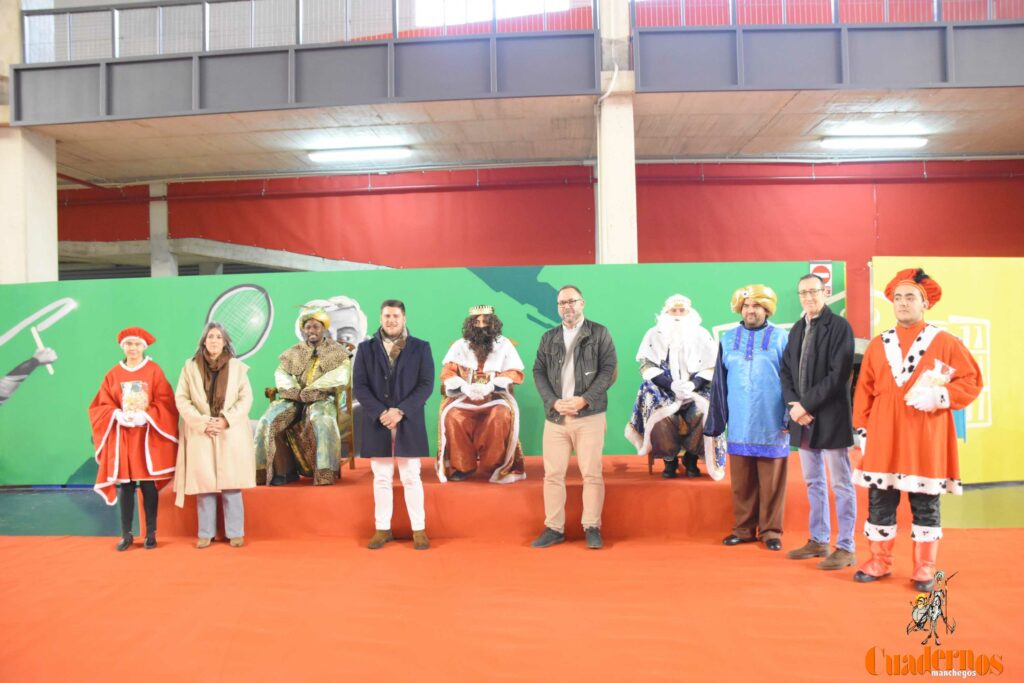 Melchor, Gaspar y Baltasar recibieron las cartas en el pabellón de la Ciudad Deportiva y desataron la emoción de los más pequeños 2 cartas reyes magos 12