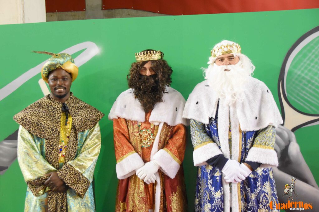 Melchor, Gaspar y Baltasar recibieron las cartas en el pabellón de la Ciudad Deportiva y desataron la emoción de los más pequeños 3 cartas reyes magos 13