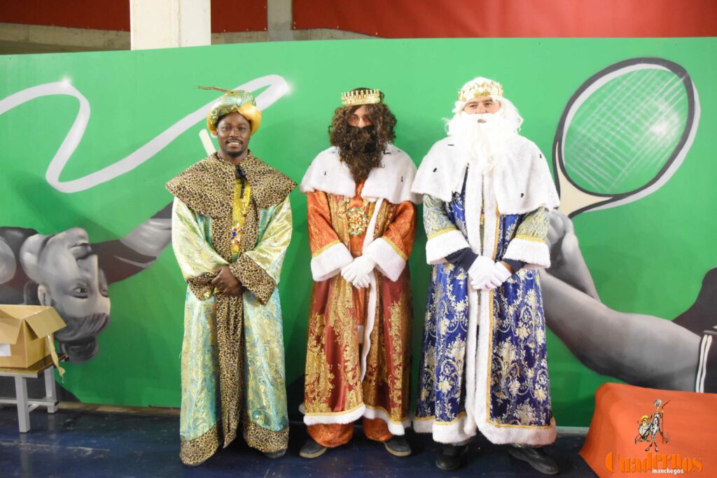 Melchor, Gaspar y Baltasar recibieron las cartas en el pabellón de la Ciudad Deportiva y desataron la emoción de los más pequeños 4 cartas reyes magos 14