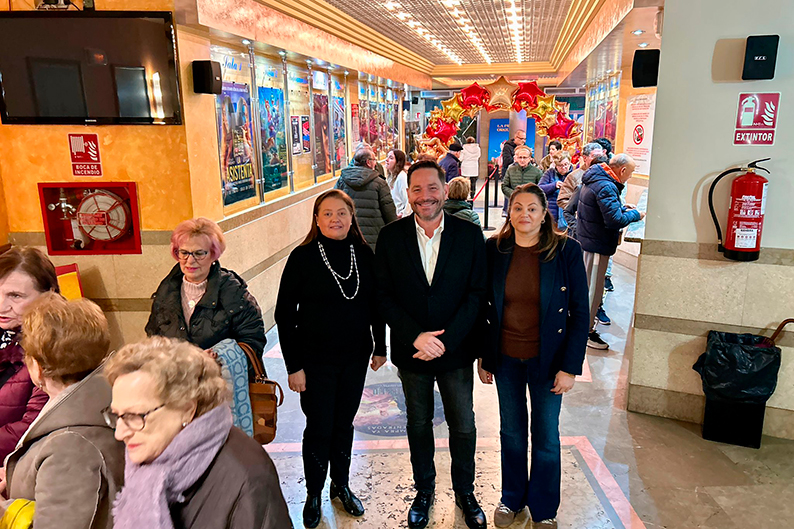 Broceño pone en valor el programa Cine Sénior durante su visita a los Multicines Ortega de Puertollano